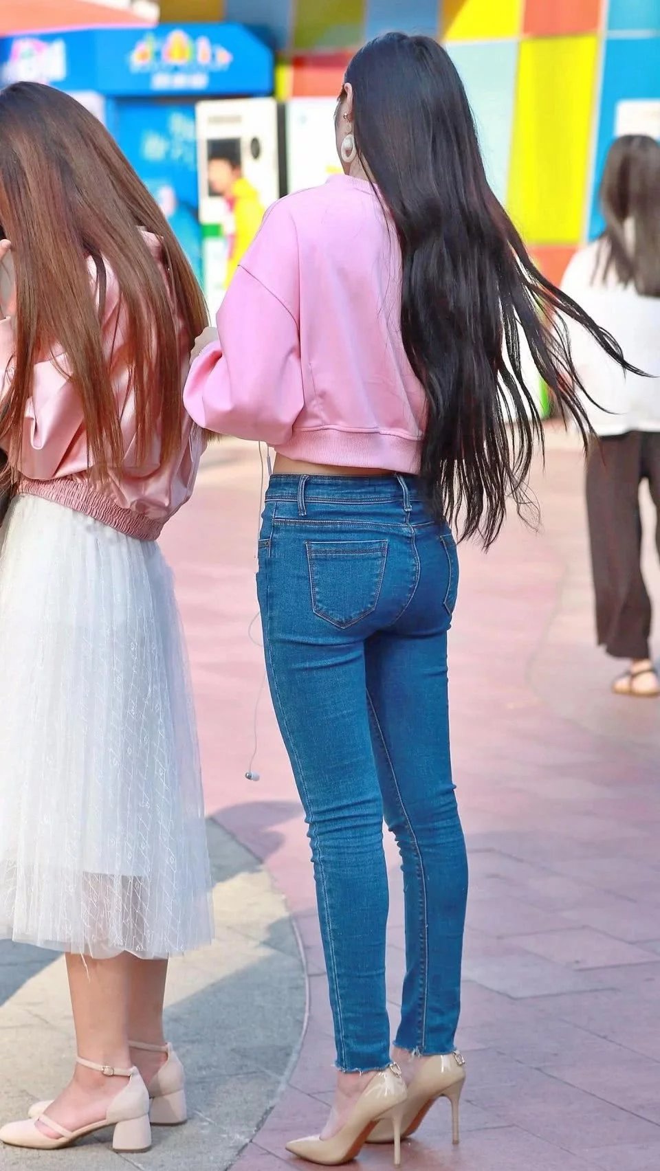 长发女神时尚紧身牛仔裤，个性的穿搭，秀出玲珑有致好身材