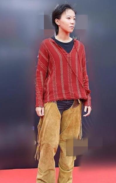 窦靖童洗掉了下巴线，裤子却让人犯尴尬症，网友：时尚过了也尴尬