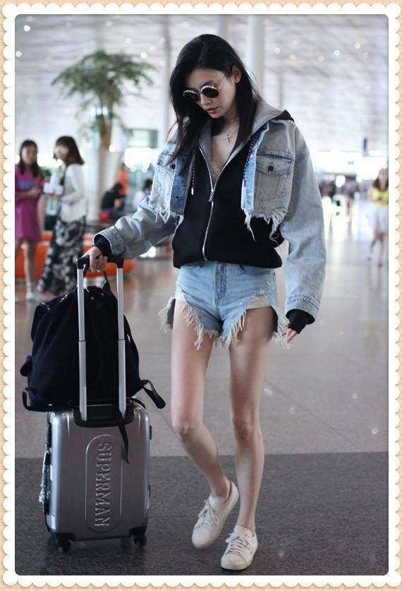 李宇春终于露腿了!穿短裤撞上奚梦瑶也丝毫不输，网友:这腿我服