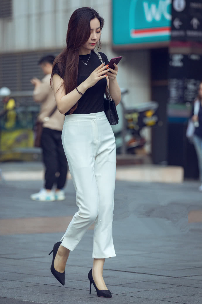 路人街拍，可爱小姐姐穿紧身吊带搭配半身裙，美得不要不要的！