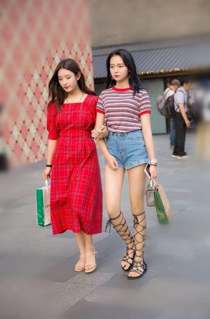 素人街拍: 身材好真是穿什么都好看, 图四是展现水蛇腰