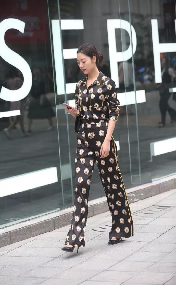  [辣妈]街拍：辣妈这斑点衣服, 看着眼花吧