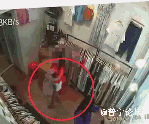流沙一女子进店偷衣服，监控拍下“暗渡陈仓”地狡猾举动