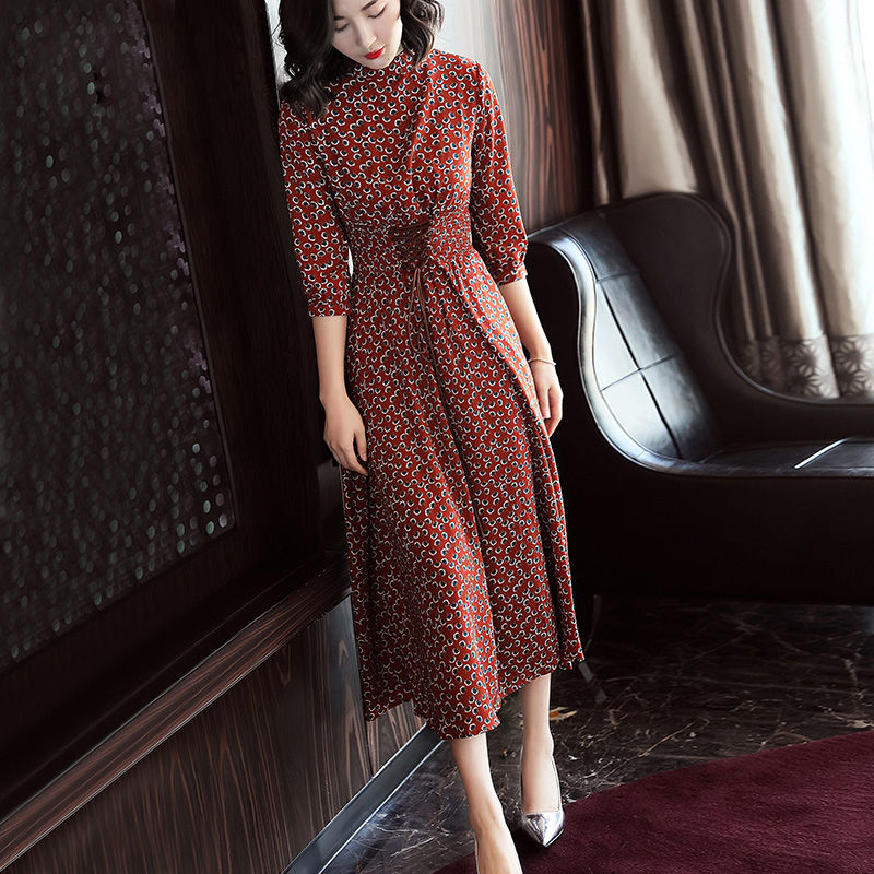 足足一天没眠，终于等到这“印花秋”裙，适合60后穿，超美腻