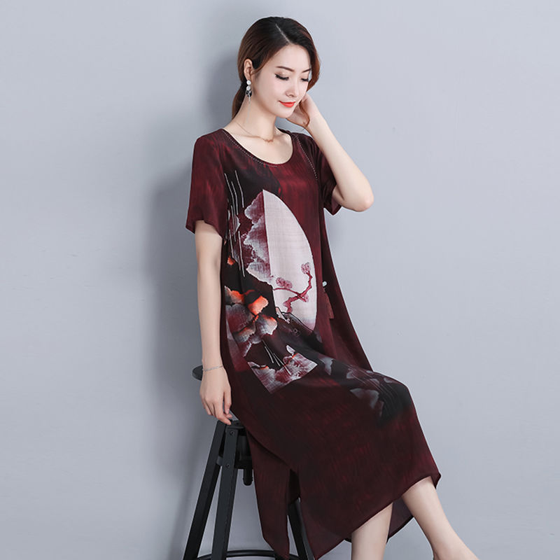 33-45岁女人穿高贵蚕丝裙，上身风韵优雅，美得路人三回头