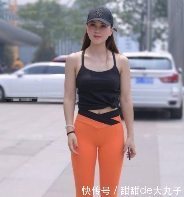  『显得』路人街拍，小姐姐橘色打底裤搭配吊带背心，显得非常绚丽