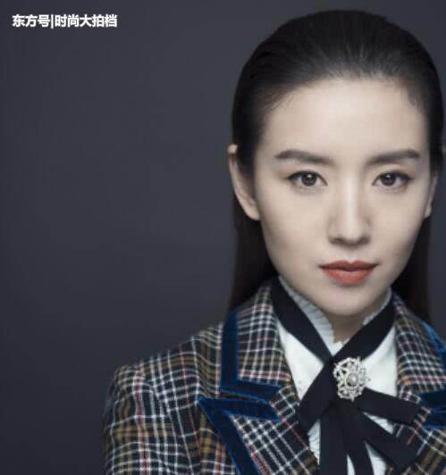 38岁董洁名不虚传！白纱短裙长腿晃眼，网友：果然是民国冷清秋