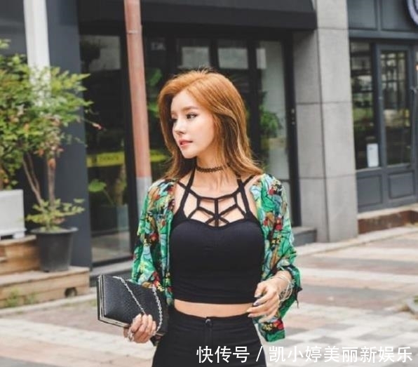 『美女』路人街拍:靓丽挺拔的打底裤美女,尽显女神的甜美感,魅力出众!