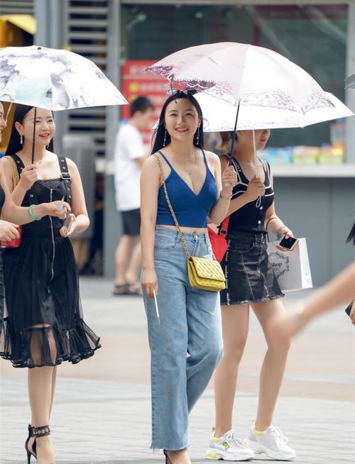 街拍：黑色连衣裙，蛇精的脸蛋，姐姐迷人的眼神！