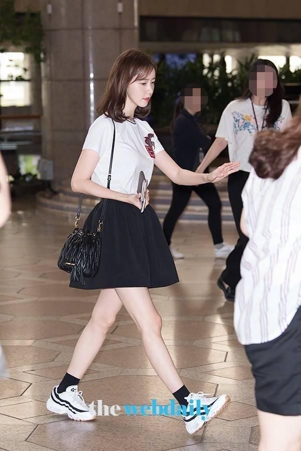 看了林允儿秀美腿，再看看周洁琼，终于明白腿型好看有多重要了!