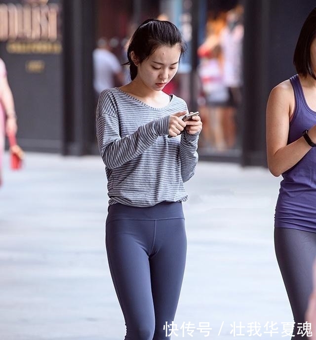 『美女』街拍性感迷人的紧身打底裤美女,轻松修饰女性纤细的长腿