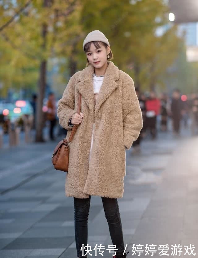  蓝色：街拍：美女身穿蓝色牛仔裤搭配修身上衣，简约的装扮，休闲又不失气质
