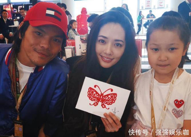 郭碧婷陪向佐看F1赛车,俩人一路牵手热聊似连