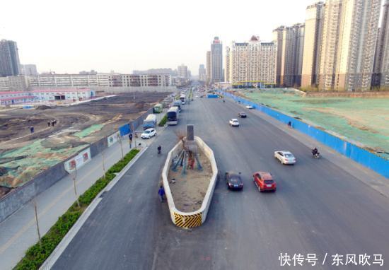  「马路」中国最霸气钉子户，立在马路中央占了道路三分之一，就