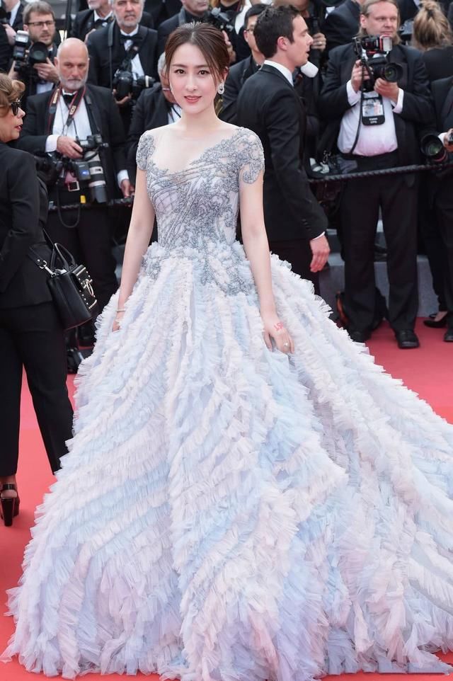 马苏不过是梳了个中分发型，就像换了张脸，连画风都变高级了！