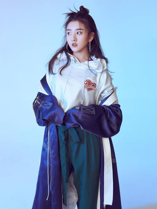 20岁宋祖儿真会穿，西装搭卫衣简直美炸了，网友：这腿看了想跪