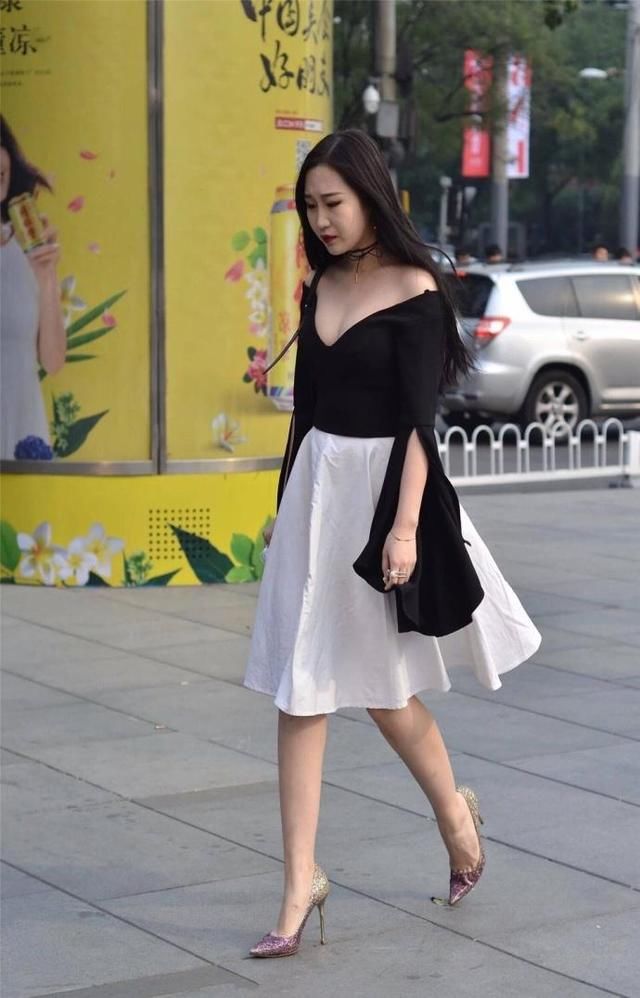 漂亮的连衣裙姑娘，走在街上就是一道亮丽的风景 线