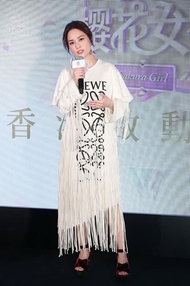 阿娇太狠了！这么小的长靴也要硬塞进去，网友：胯下两根擎天柱！