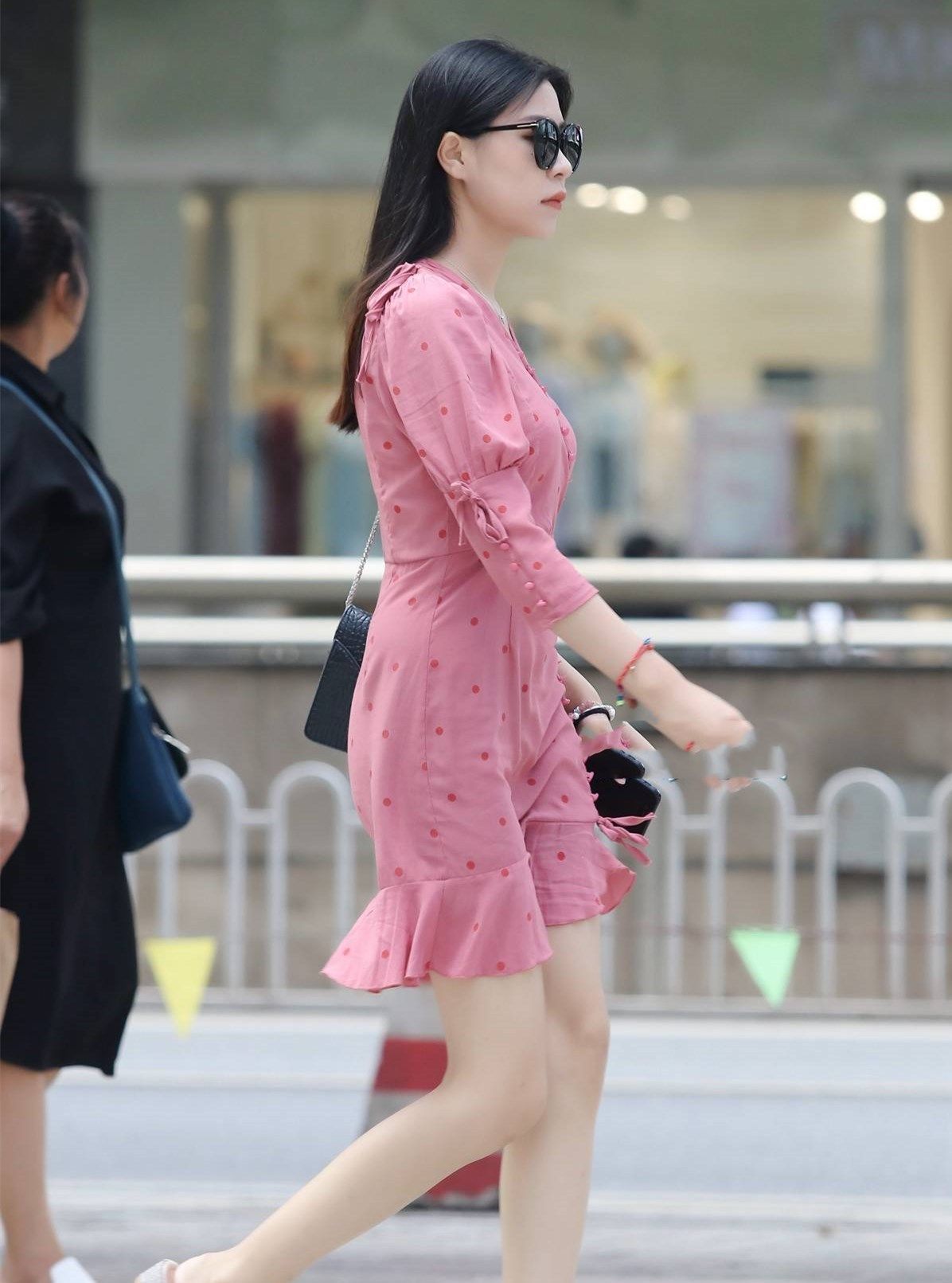  [美女身]穿低胸连衣裙的美女,展现曼妙的身姿,优雅的气质,妥妥的回头率