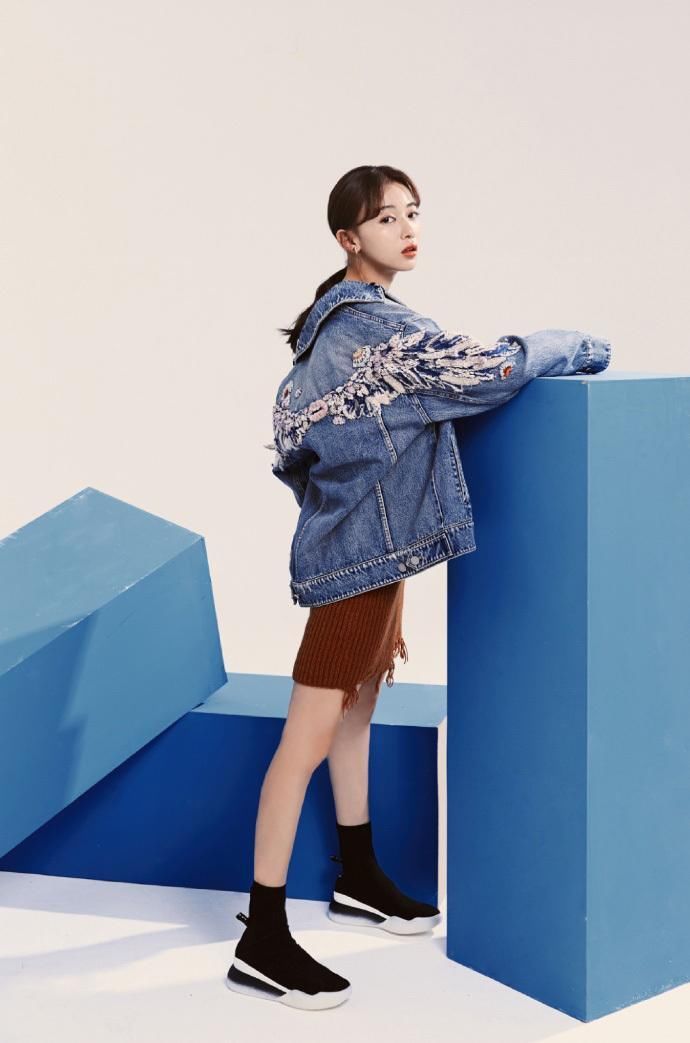 吴谨言终于撩起刘海，发际线靠后脑门像打了玻尿酸，全靠小脸硬撑