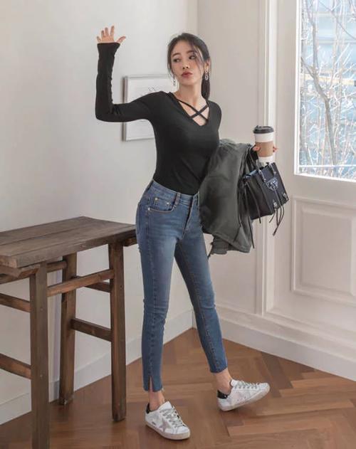 路人街拍,漂亮清纯牛仔裤小姐姐,身材苗条有型曲线十足!