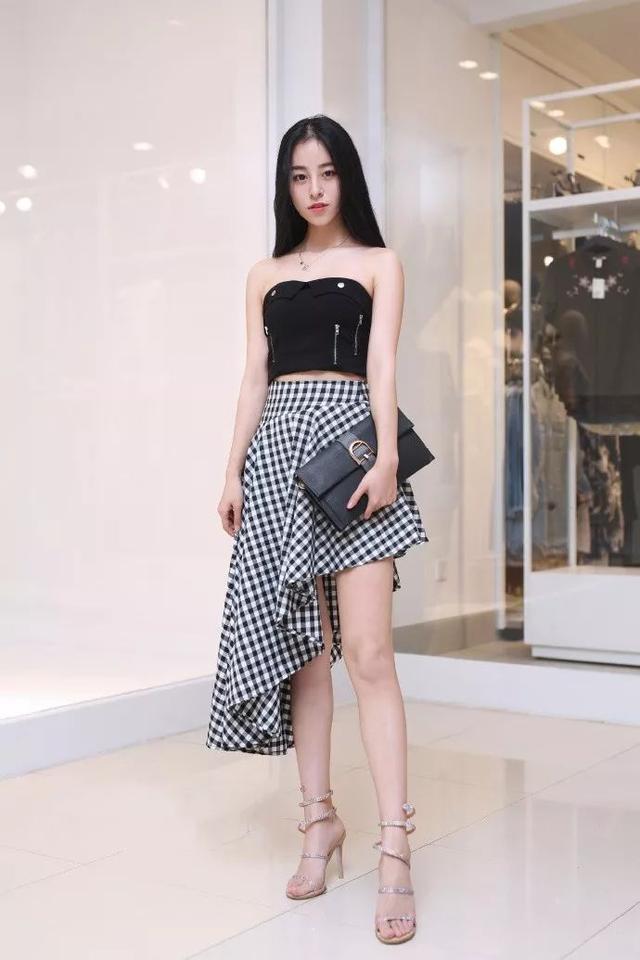 小美女■街拍:飘逸长发的小美女,身穿黑色抹胸上衣,显得十分的优雅