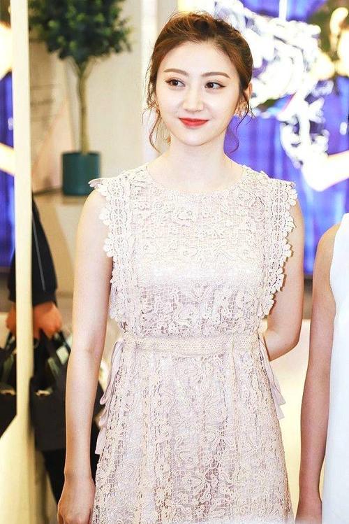 景甜穿运动包臀裙露出半截安全裤，这时尚真的有点难懂！