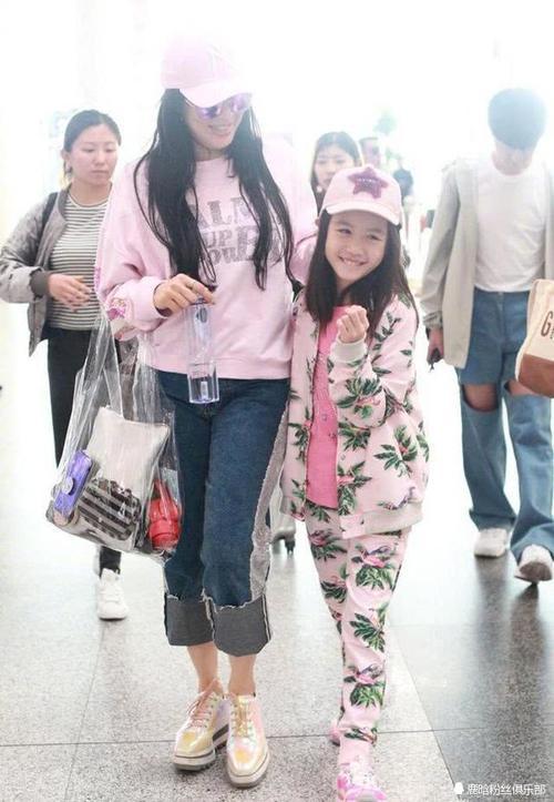 钟丽缇终于瘦了,现在都敢穿这么短的短裤出门,网友:发型毁所有