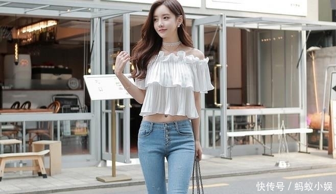  【美女】娇小可人的牛仔裤美女，在细节中彰显美，更加优雅显气质！
