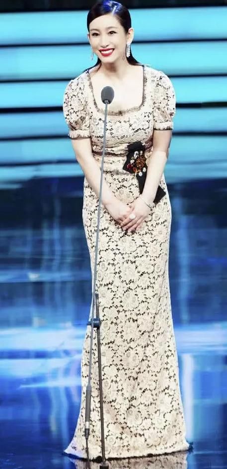 烈焰红唇的秦海璐穿出高级感，接二连三获奖的马伊琍鱼尾裙才迷人