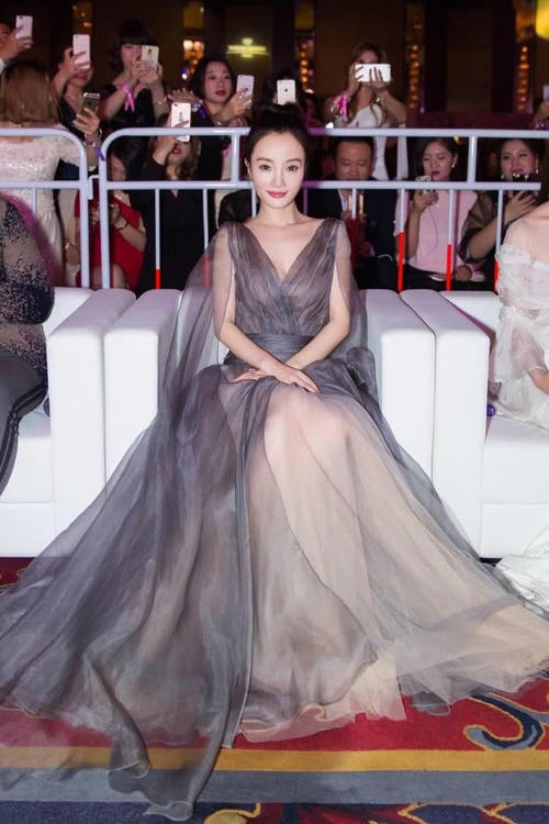 李小璐越来越有韵味了，薄纱裙女人味爆棚，网友美的冒泡