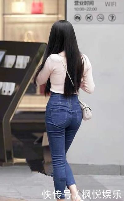 「完美」街拍:美女一身紧身裙套装,勾描出完美的好身材