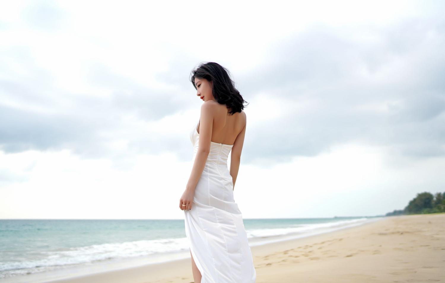 海边沙滩美人 一席白裙如仙子般翩翩漫步