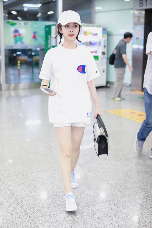 看了31岁江疏影穿短裤，再看看28岁谭松韵，网友：一个比一个嫩