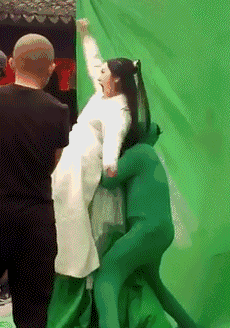 美女，明明知道自己穿着裙子还这么不注意，真是太尴尬了