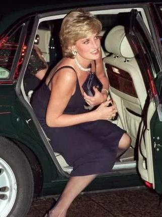 30年前的戴安娜王妃美得惊艳！自带贵族气质远超凯特王妃！