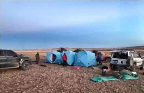 为啥老司机到无人区不在车上过夜，非要住帐篷？到半夜你就明白了