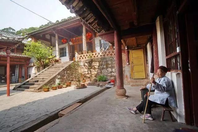 深山里八十六岁老人：古朴山寺独自修行30年，粗茶淡饭一心向佛