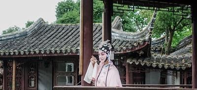 李贺浓淡相宜的诗作,全文共有14个意象,美得令人心醉