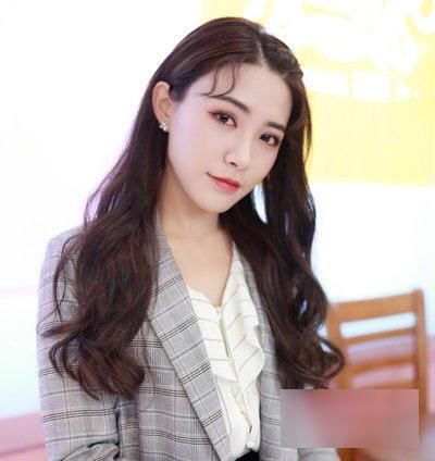 2018女生知性风慵懒中长卷发发型！