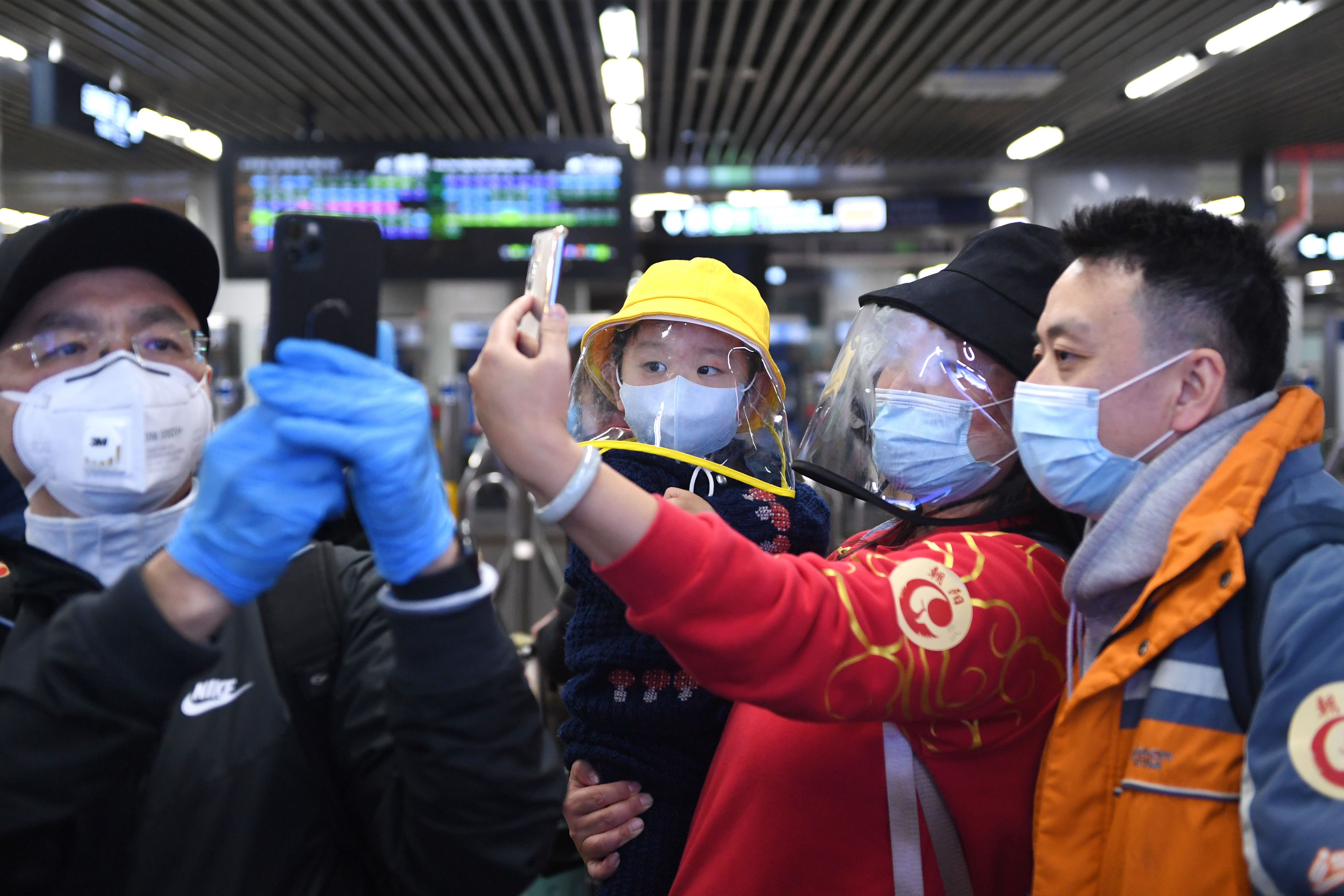  列车驶入：武汉“解封”后首趟返京列车抵达北京西站