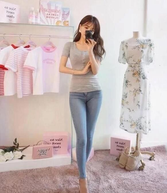 青春时尚的紧身牛仔裤美女，显现的高挑又有气质，让人心旷神怡