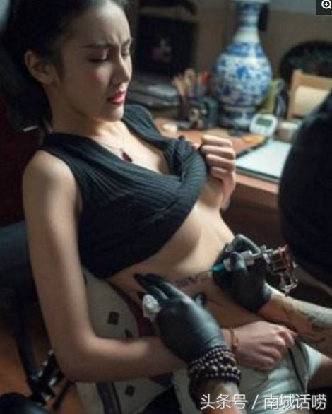 美女纹身时候的表情什么样?和纹身师形成鲜明的对比