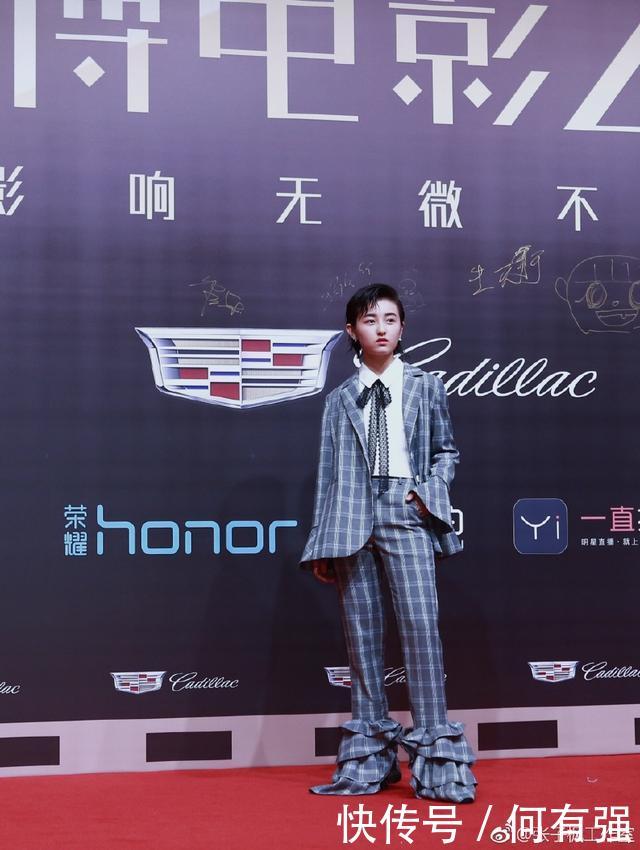 辣眼睛！张子枫穿搭青春有活力 却输在了鞋子上，网友：又穿错了