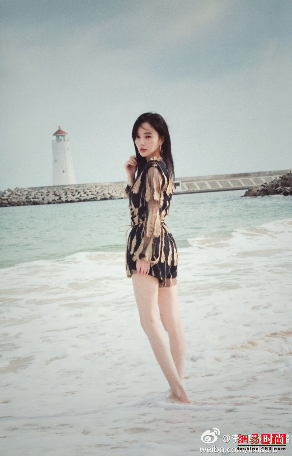 37岁李小璐穿黑色吊带配短裤秀小蛮腰大长腿