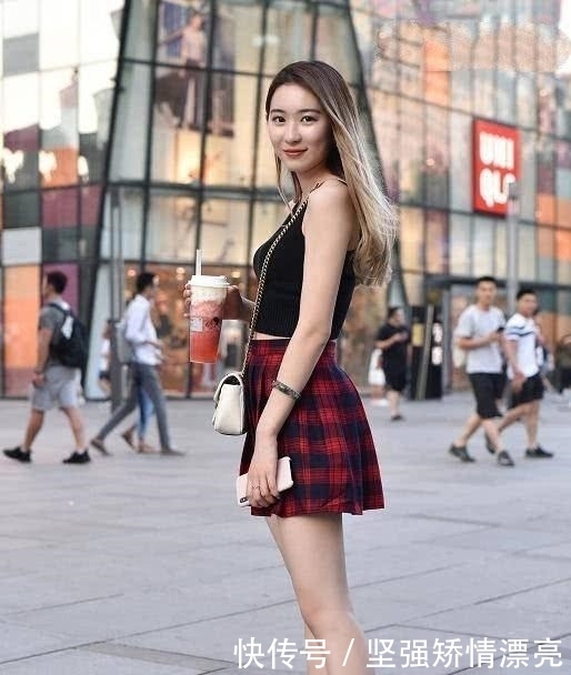  [皮靴]街拍：帅气的西装搭配皮裙皮靴，优雅大气彰显端庄婉约的魅力