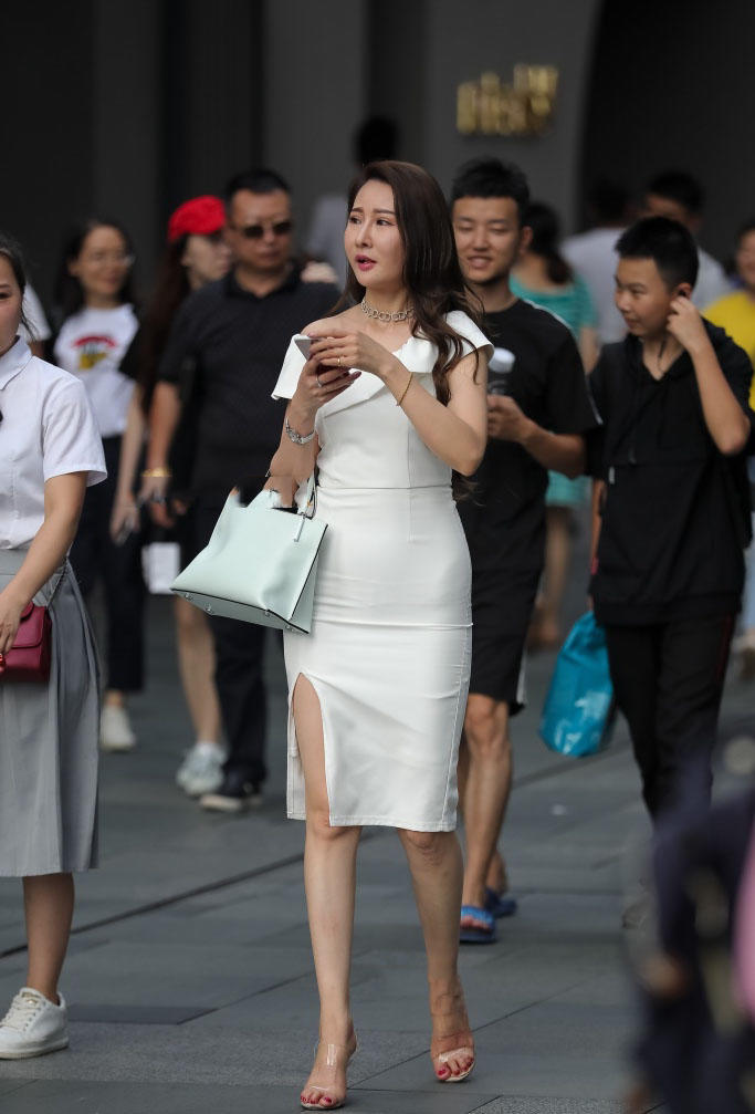 极品少妇穿紧身裙包裹完美曲线，丰满的身材发挥极致女人味