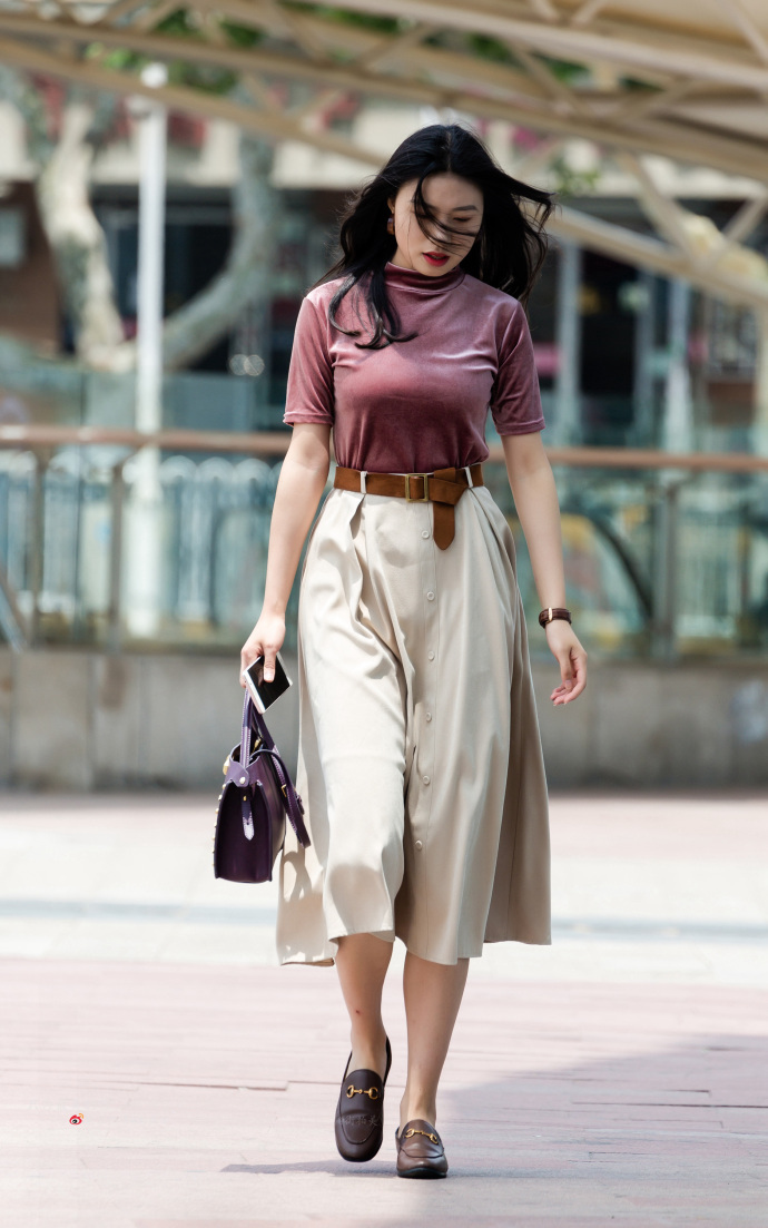 街拍：小姐姐阔腿裤出街拉风，好穿好看还很有味!