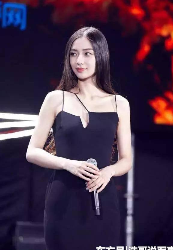 38岁高圆圆和29岁杨颖撞衫，差距尴尬，一个女神一个像路人