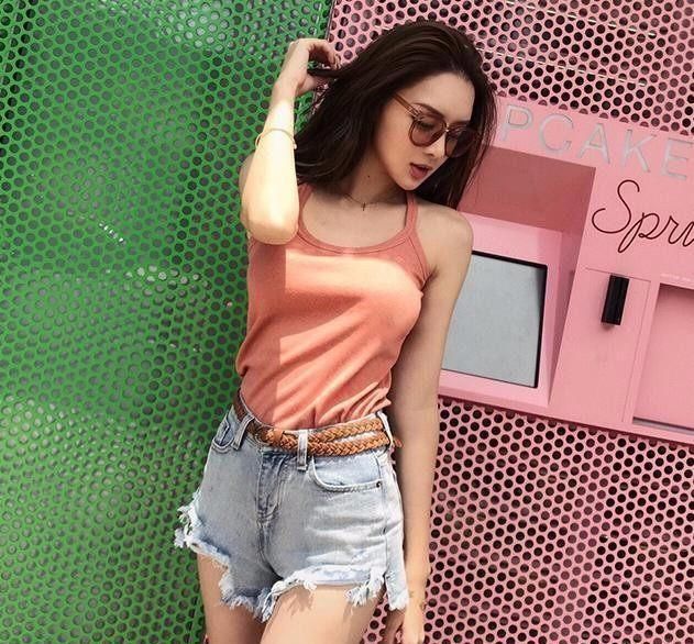 现在姑娘真是太敢穿了，出门只穿个吊带背心，大胆又好看，美爆了